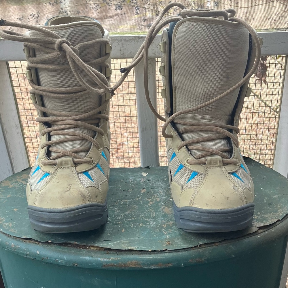 Burton Moto Snowboards Women’s size 6